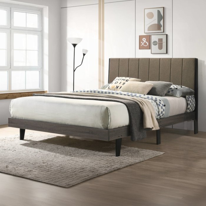 bd00571q_4.jpg Valdemar Queen Bed - Image 1